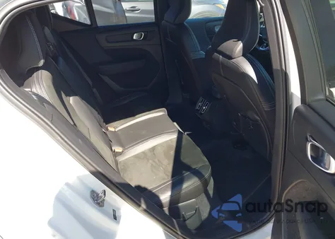 2022 Volvo Xc40 T5 R-Design z USA, uszkodzony, nr VIN YV4162UM5N2648695